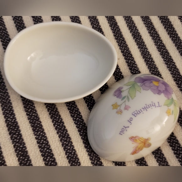 VINTAGE Handpainted Porcelain 'Thinking of You' Egg Keepsake Trinket Box - Picture 6 of 7